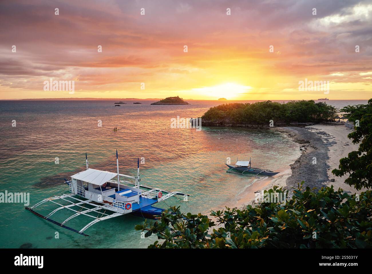 Magnifique coucher de soleil sur l'île de Malapascua, Philippines. Banque D'Images