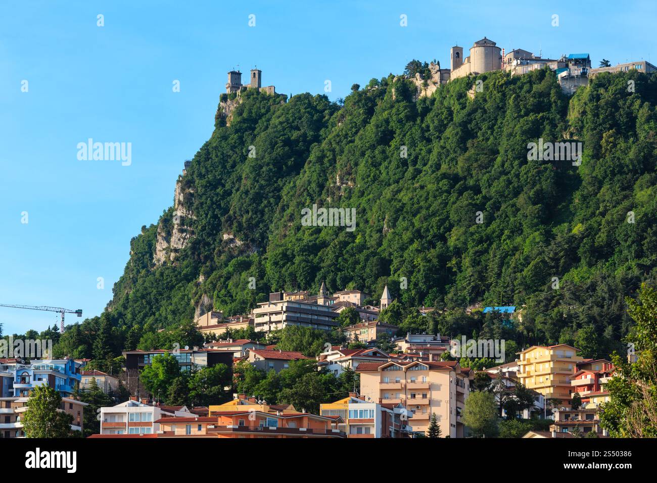 La République de Saint-Marin (de la plus ancienne république du monde) avec vue sur la Mont Titano et Cesta tower Banque D'Images