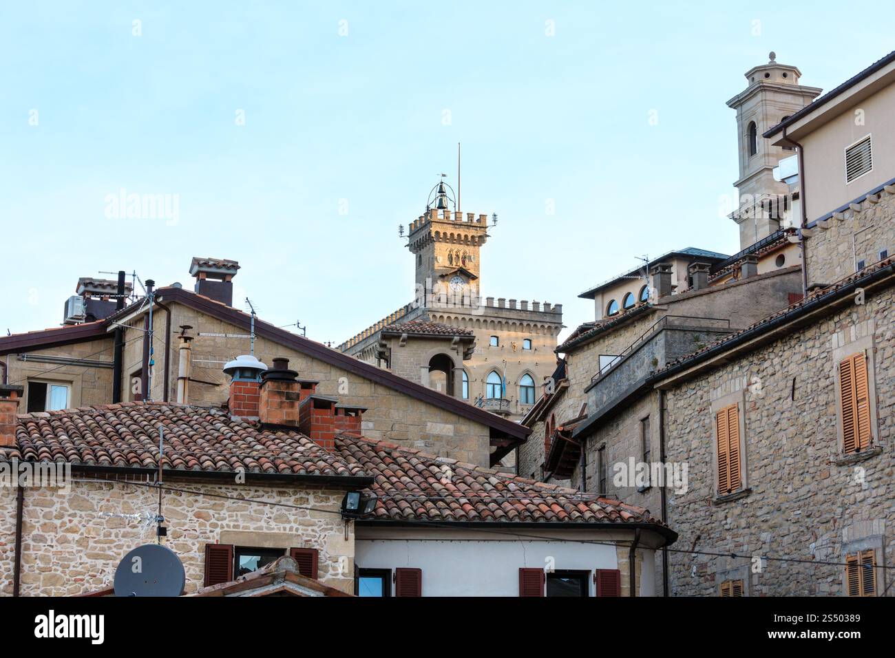 San Marino (de la plus ancienne république du monde) vue de l'architecture ancienne de la ville. Banque D'Images
