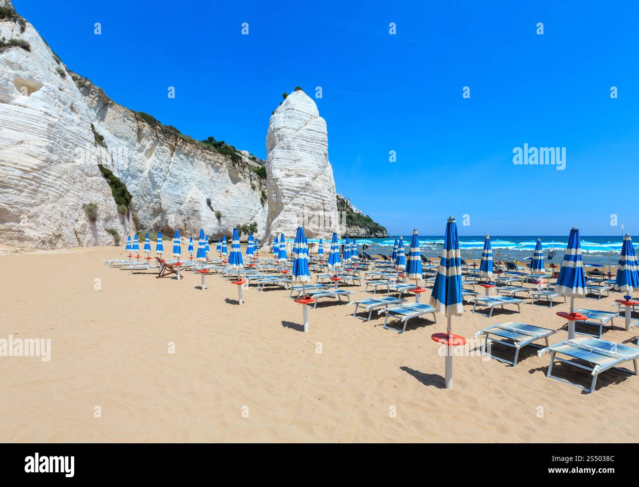 L'été plage pittoresque de Pizzomunno célèbre White Rock, à Vieste, Gargano, Côte d'Azur, France Banque D'Images