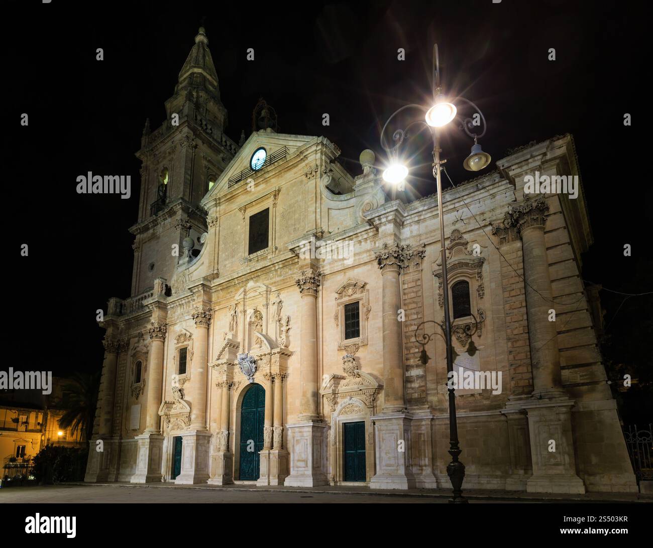 Nuit Cattedrale di San Giovanni Battista en vieille ville médiévale célèbre ville sicilienne de Raguse (Sicile, Italie). Des capacités en 1718-1820. Banque D'Images
