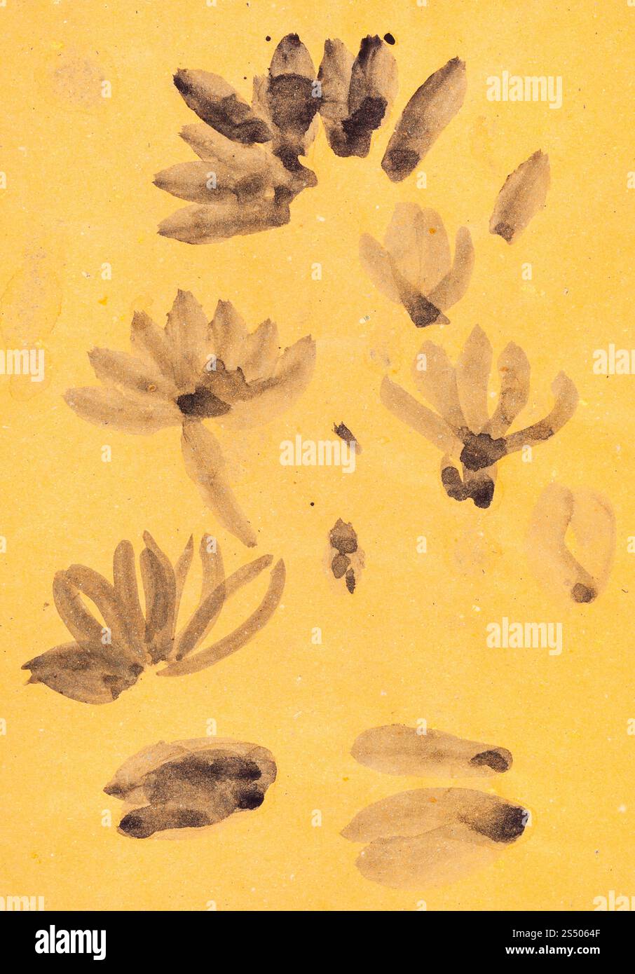 La formation en dessin suibokuga with style - pinceau pour la fleur et les pétales sur du papier de couleur orange Banque D'Images