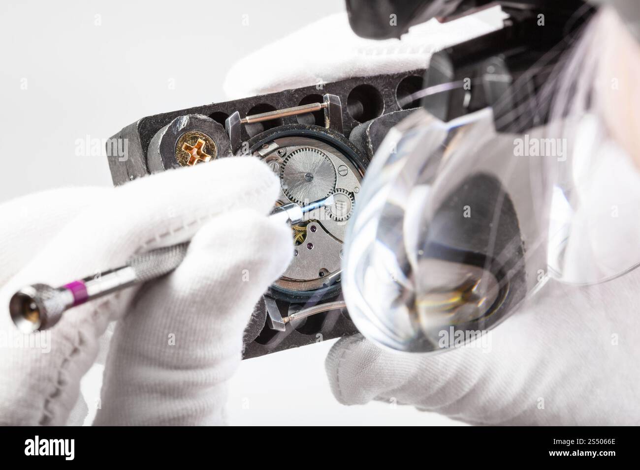 atelier horloger - horloger dans la loupe montée sur la tête répare l'ancienne montre-bracelet avec tournevis Banque D'Images