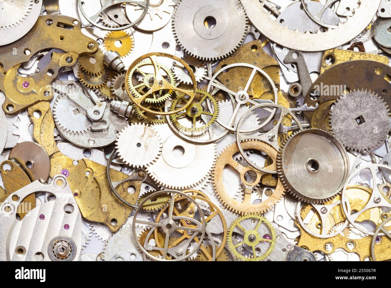 atelier horloger - fond de nombreuses pièces de rechange de montres utilisées Banque D'Images atelier horloger - fond de nombreuses pièces de rechange de montres utilisées Banque D'Images