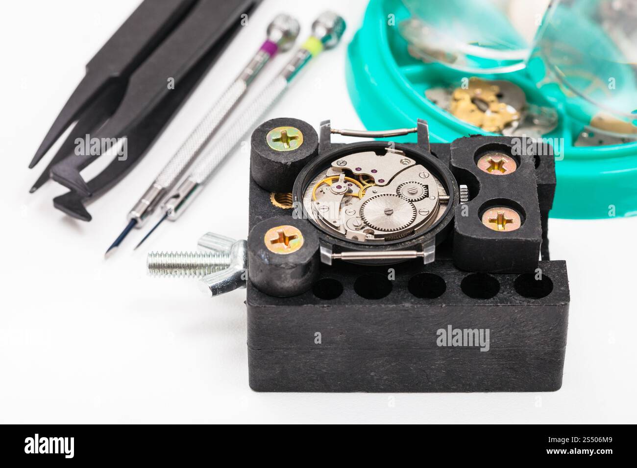 Atelier horloger - support avec une montre-bracelet et outils de réparation de regarder close up on white background Banque D'Images