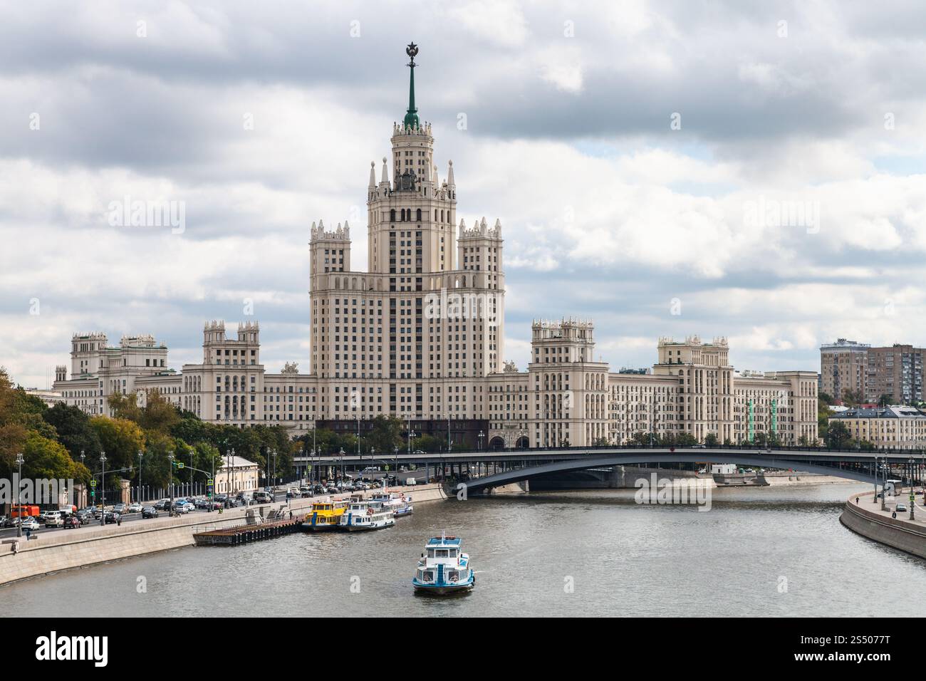 Vue du bâtiment de grande hauteur du quai Kotelnicheskaya et du pont Bolchoï Ustinsky de la rivière Moskva depuis le pont flottant dans le parc Zaryadye à Moscou Banque D'Images