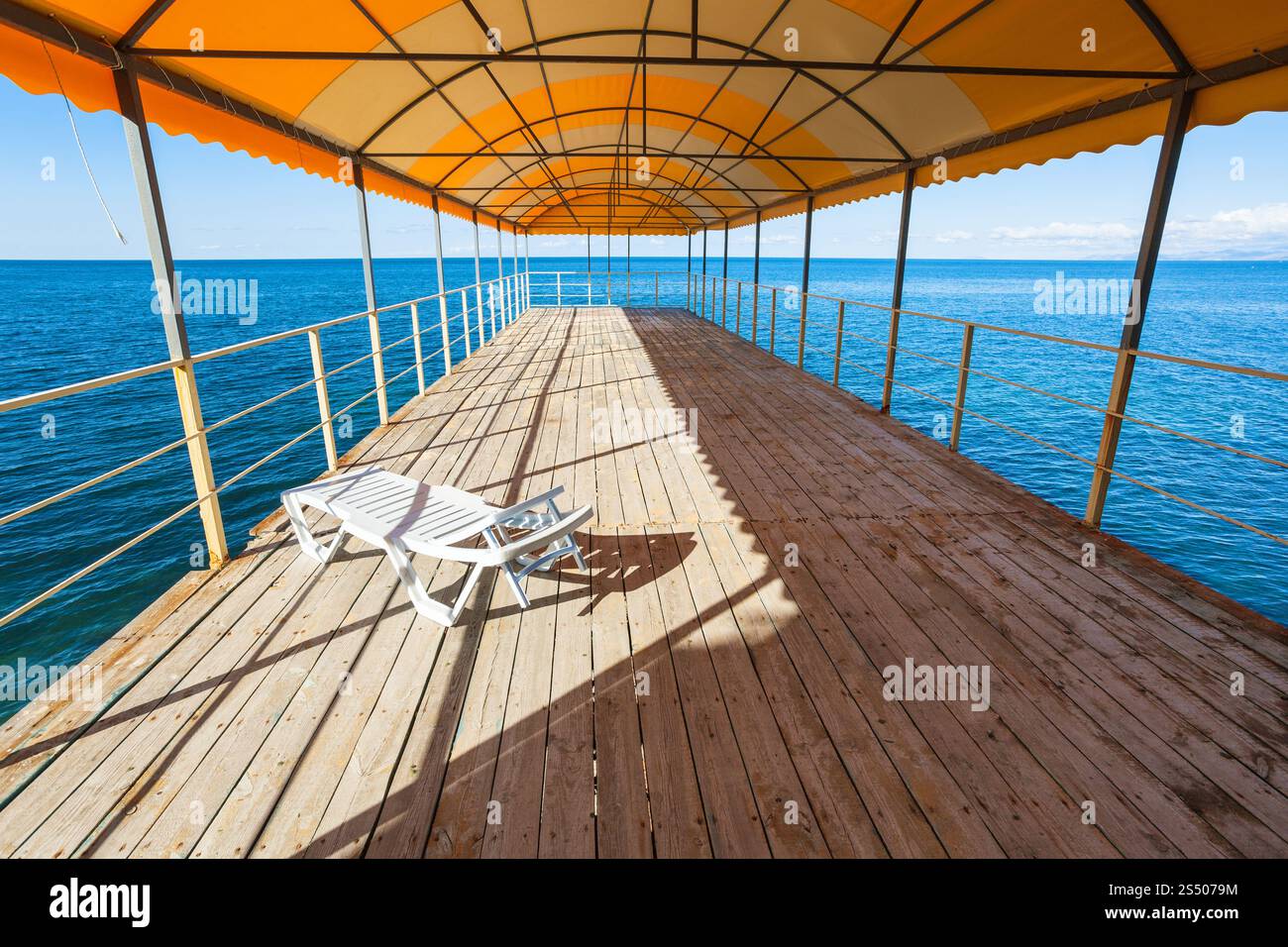 Billet à la Crimée - une chaise longue en plastique dans l'air extérieur solarium sur la mer Noire sur le quai dans le Coin des professeurs à Alushta city district Banque D'Images