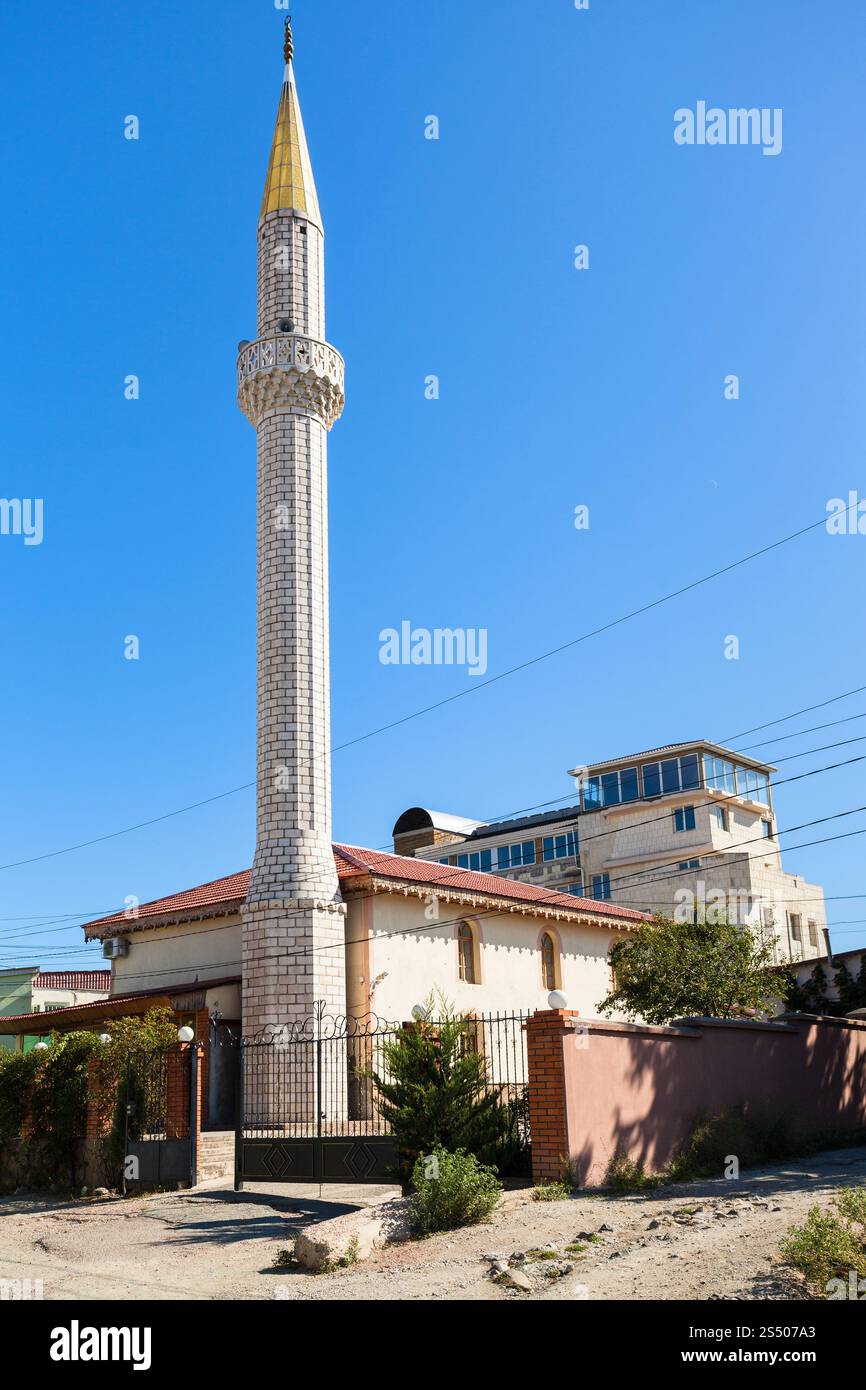 Billet à la Crimée - mosquée Yuhara-Jami urbain sur la rue sur la colline du château à Alushta ville en journée ensoleillée Banque D'Images
