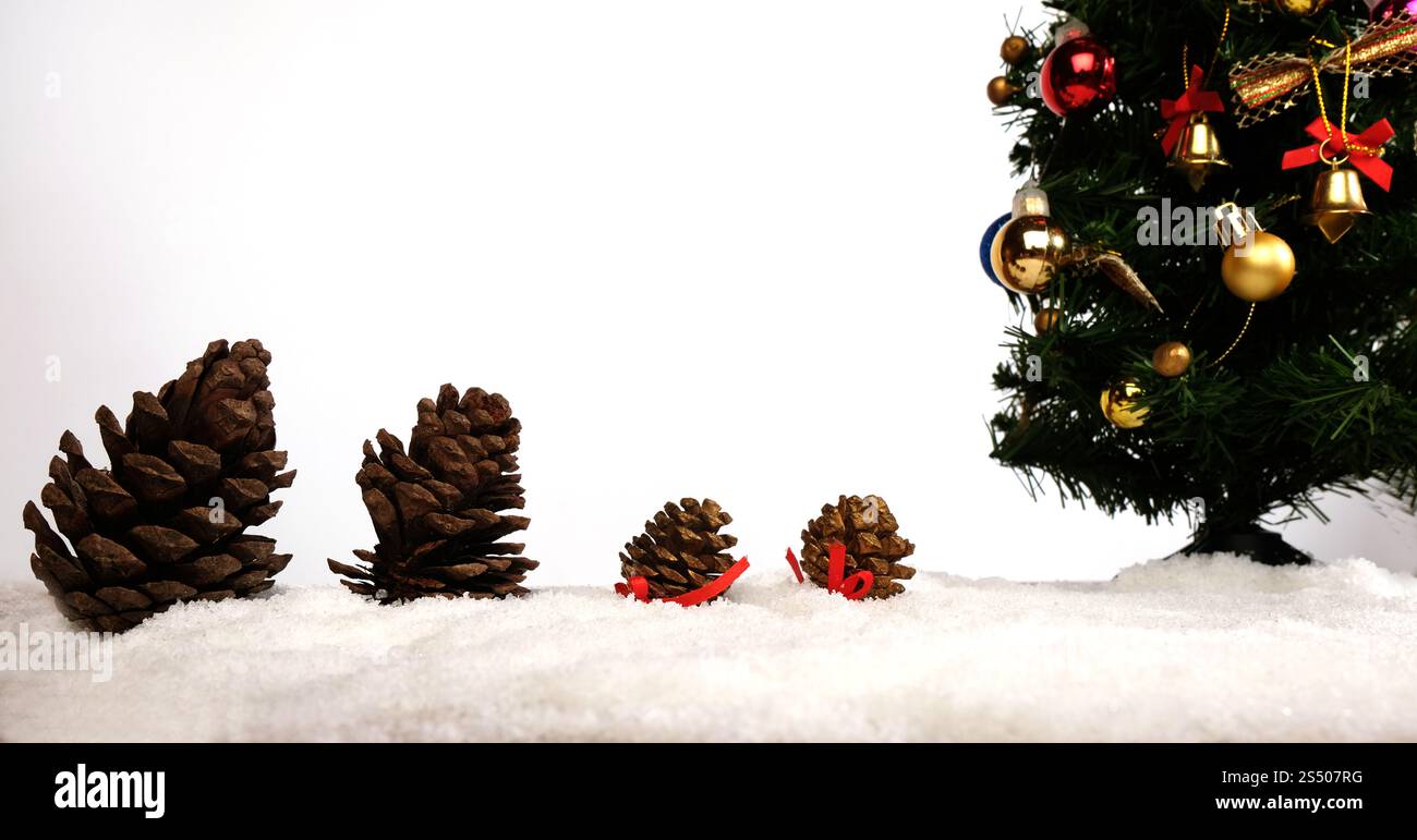Fond de décoration de Noël ou de nouvel an. cadeau pommes de pin et sapin de neige avec espace de copie Banque D'Images Fond de décoration de Noël ou de nouvel an. cadeau pommes de pin et sapin de neige avec espace de copie Banque D'Images