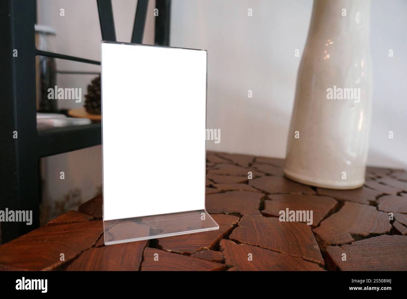 Cadre Menu maquette debout sur la table en bois en bar restaurant café de l'espace pour le texte. Banque D'Images