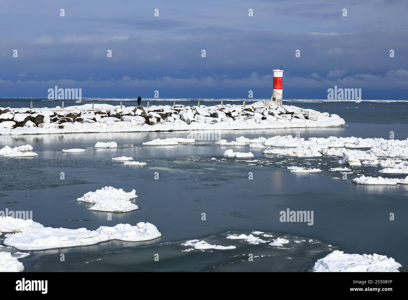 Irondequoit, NY, États-Unis - 11 janvier 2025 - L'observateur d'oiseaux photographie des aigles à tête blanche volant au-dessus du lac Ontario depuis un quai un jour d'hiver. Banque D'Images Irondequoit, NY, États-Unis - 11 janvier 2025 - L'observateur d'oiseaux photographie des aigles à tête blanche volant au-dessus du lac Ontario depuis un quai un jour d'hiver. Banque D'Images