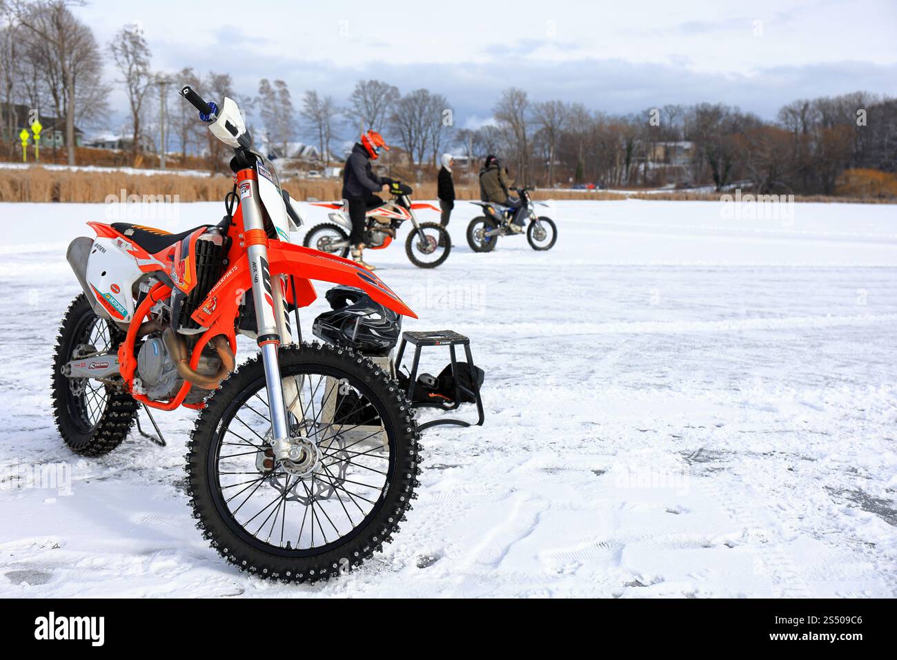 Webster, NY, USA - 11 janvier 2025 - les motards courent autour d'un circuit de glace dans le nord de l'État de New York. Les pneus cloutés et les techniques d'inclinaison fournissent Banque D'Images
