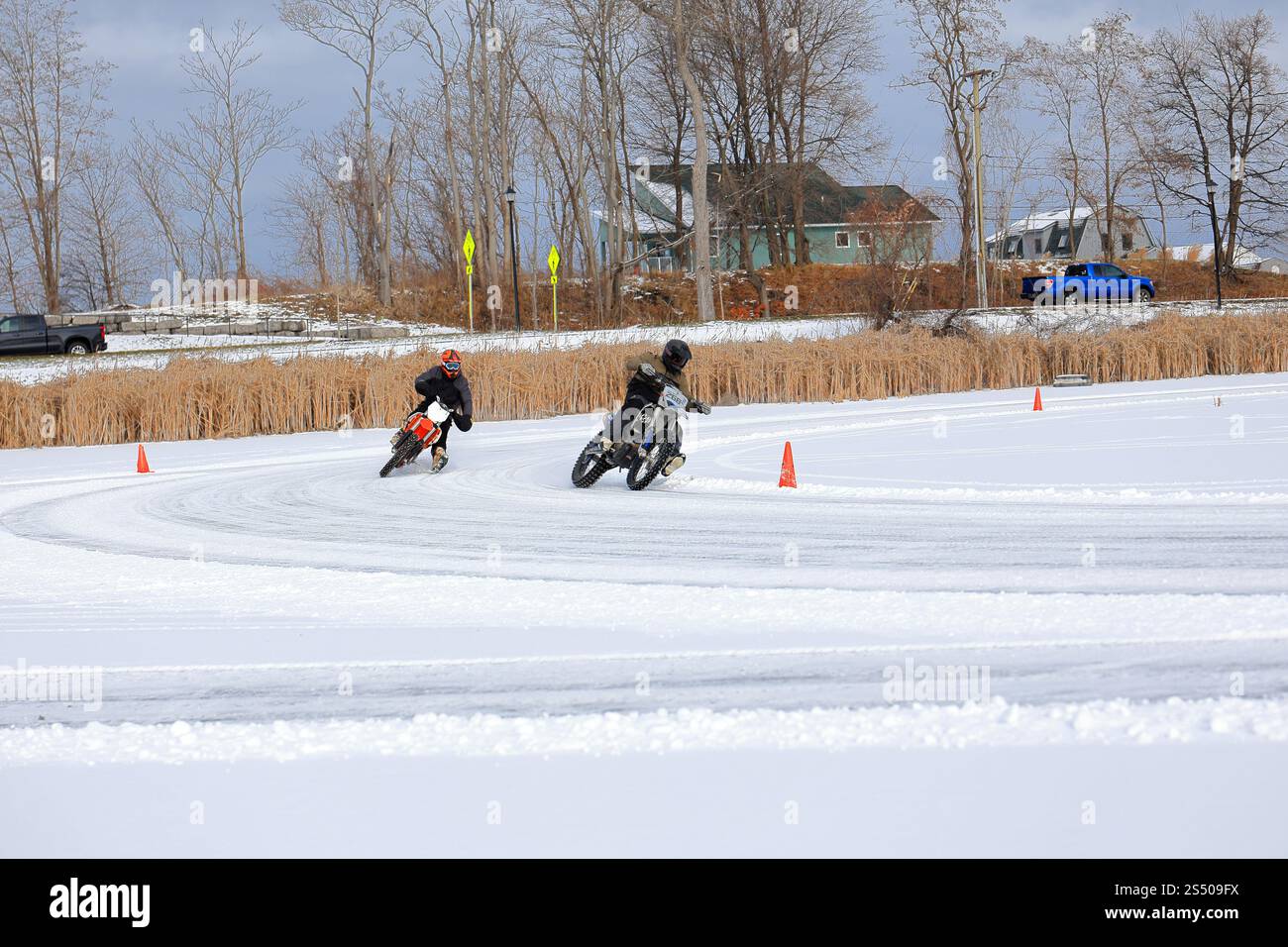 Webster, NY, USA - 11 janvier 2025 - les motards courent autour d'un circuit de glace dans le nord de l'État de New York. Les pneus cloutés et les techniques d'inclinaison fournissent Banque D'Images Webster, NY, USA - 11 janvier 2025 - les motards courent autour d'un circuit de glace dans le nord de l'État de New York. Les pneus cloutés et les techniques d'inclinaison fournissent Banque D'Images