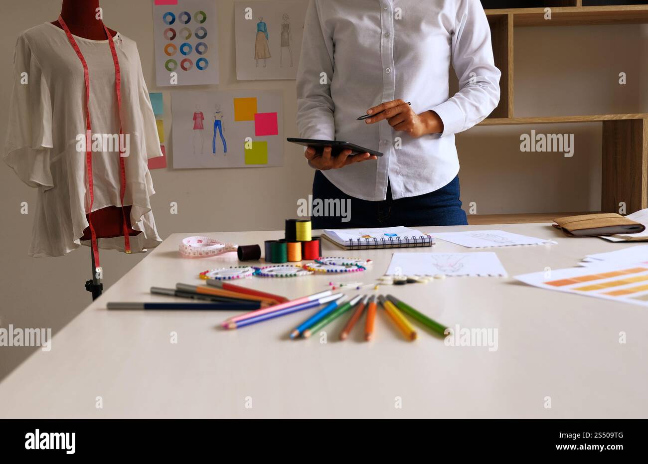 Créateur de mode élégant travail de croquis de la nouvelle collection dans l'atelier. Creative Design Concept. Banque D'Images Créateur de mode élégant travail de croquis de la nouvelle collection dans l'atelier. Creative Design Concept. Banque D'Images