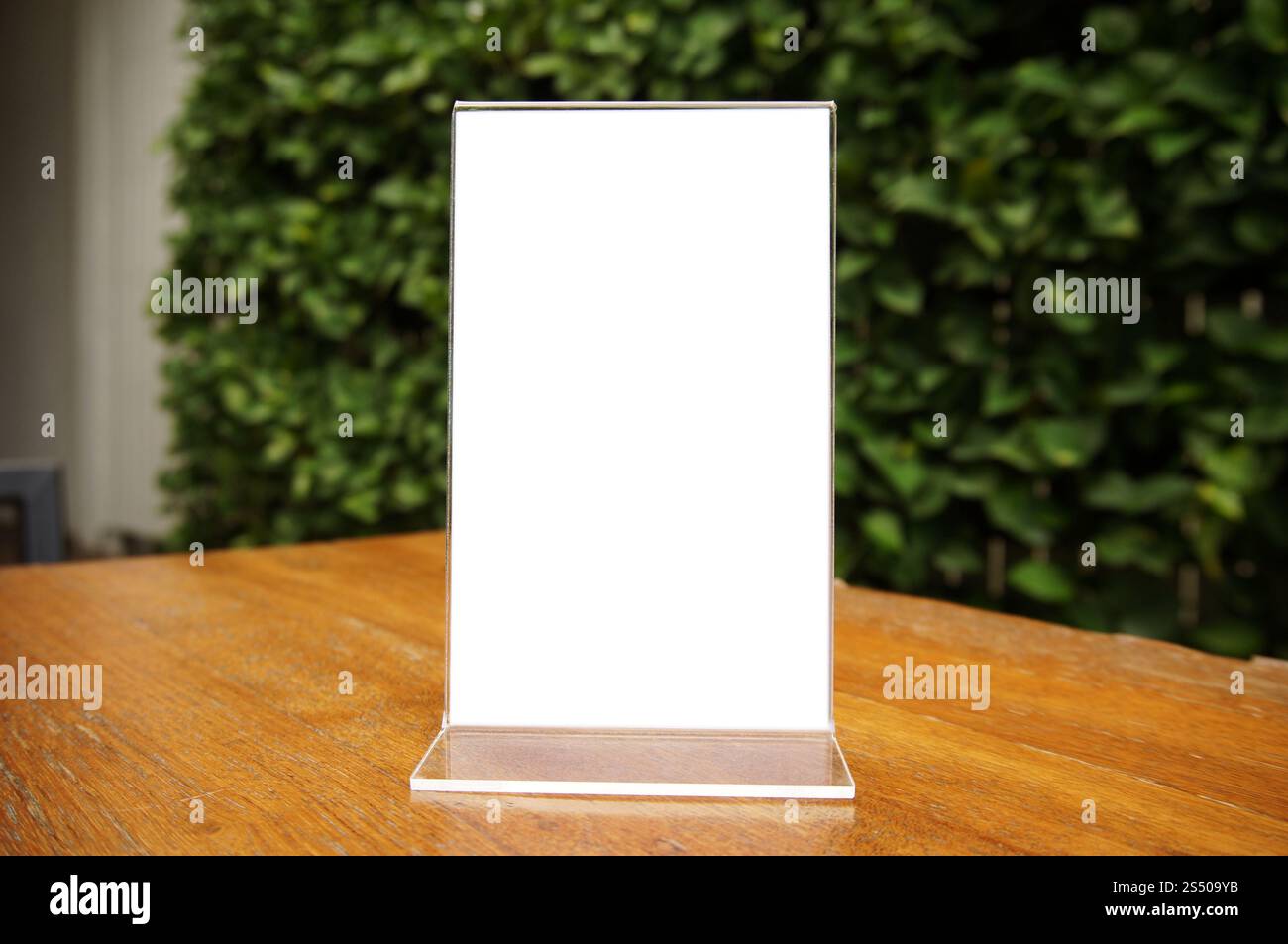 Cadre Menu maquette debout sur la table en bois en bar restaurant café de l'espace pour le texte. Banque D'Images