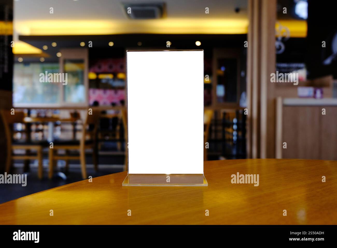 Cadre Menu maquette debout sur la table en bois en bar restaurant café de l'espace pour le texte. Banque D'Images
