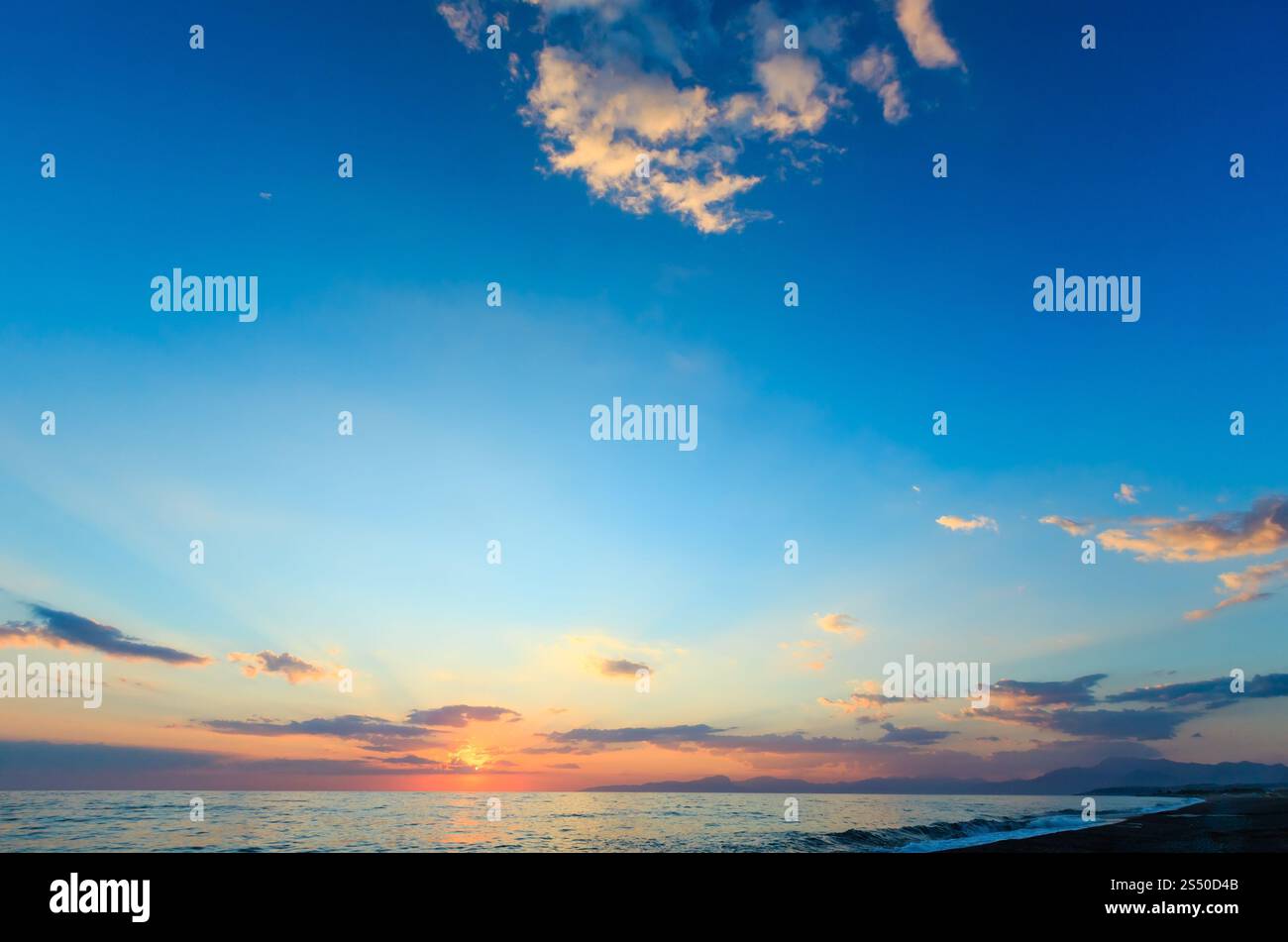 Skyscape belle mer tropicale avec coucher du soleil sur la plage. Banque D'Images