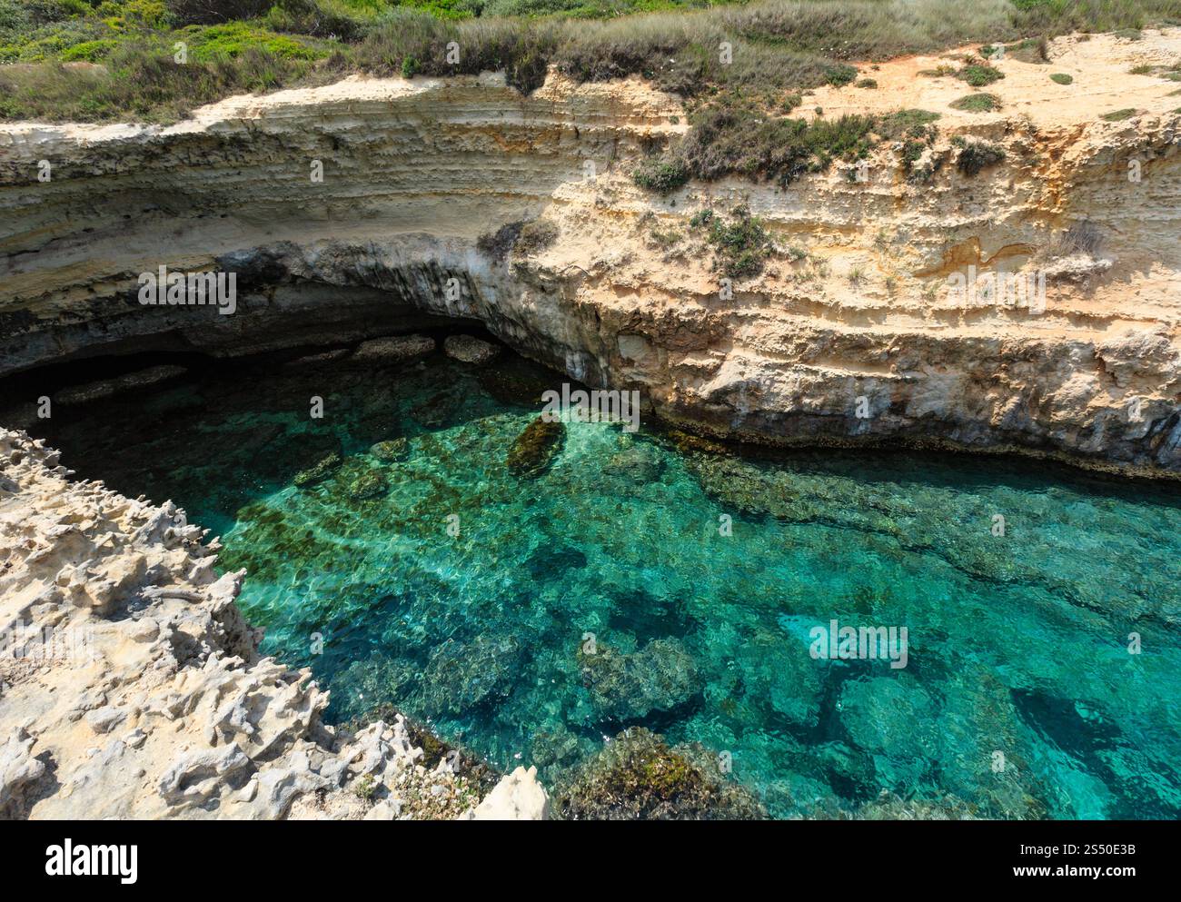 Seascape pittoresque avec le blanc des falaises rocheuses et de la baie de la mer (Grotta dello Mbruficu, Salento Côte Adriatique, Puglia, Italie). Banque D'Images
