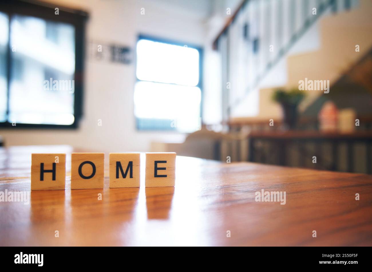 Mot DE BASE de bloc de bois sur table en bois pour l'arrière-plan. Espace de copie. Banque D'Images