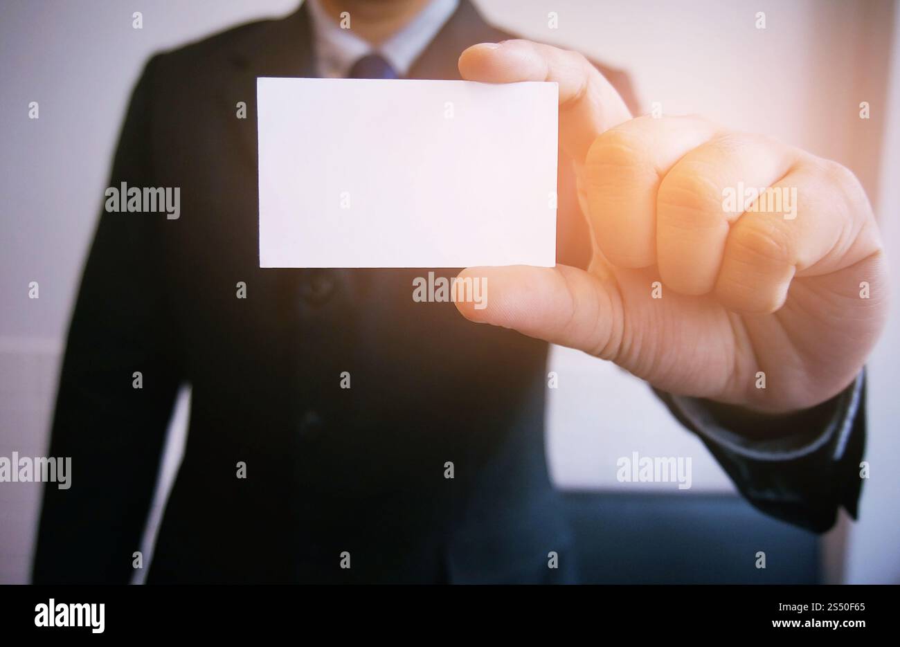 Homme d'affaires tenant un espace de carte blanc vierge pour le texte. Montage d'affichage de produit. Banque D'Images