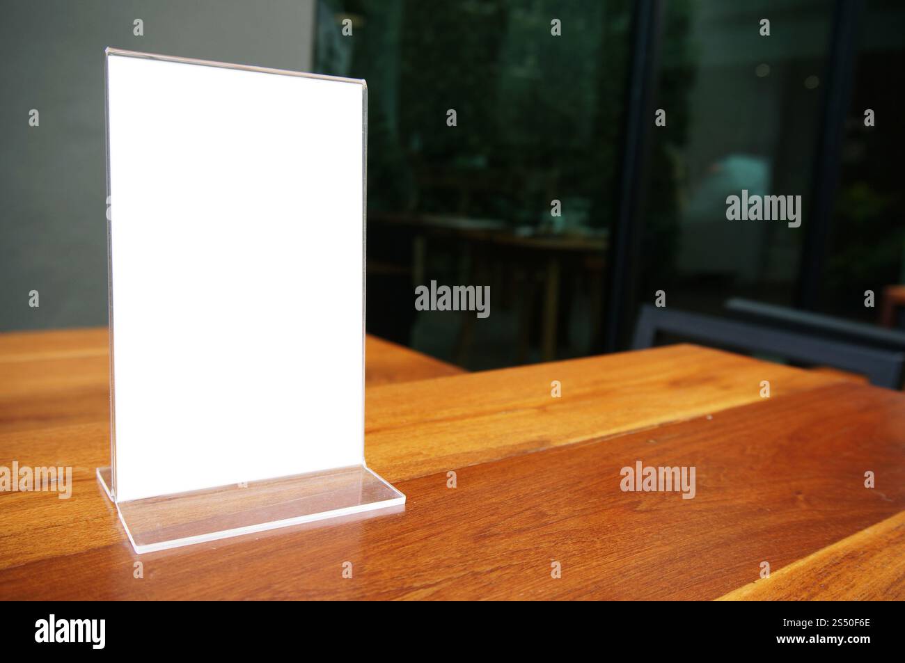 Cadre Menu maquette debout sur la table en bois en bar restaurant café de l'espace pour le texte. Banque D'Images