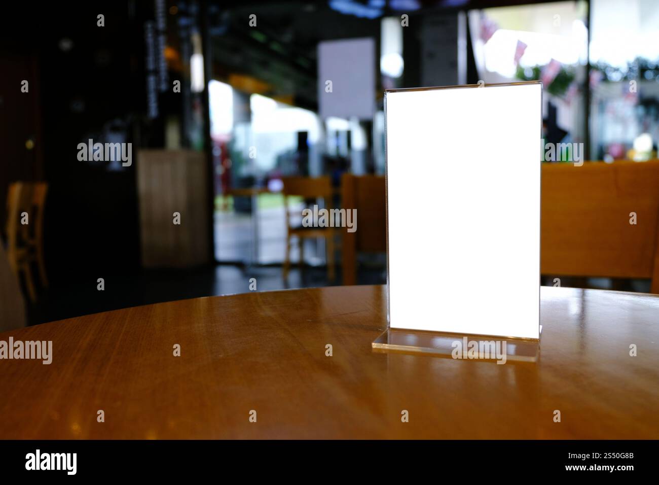 Cadre Menu maquette debout sur la table en bois en bar restaurant café de l'espace pour le texte. Banque D'Images