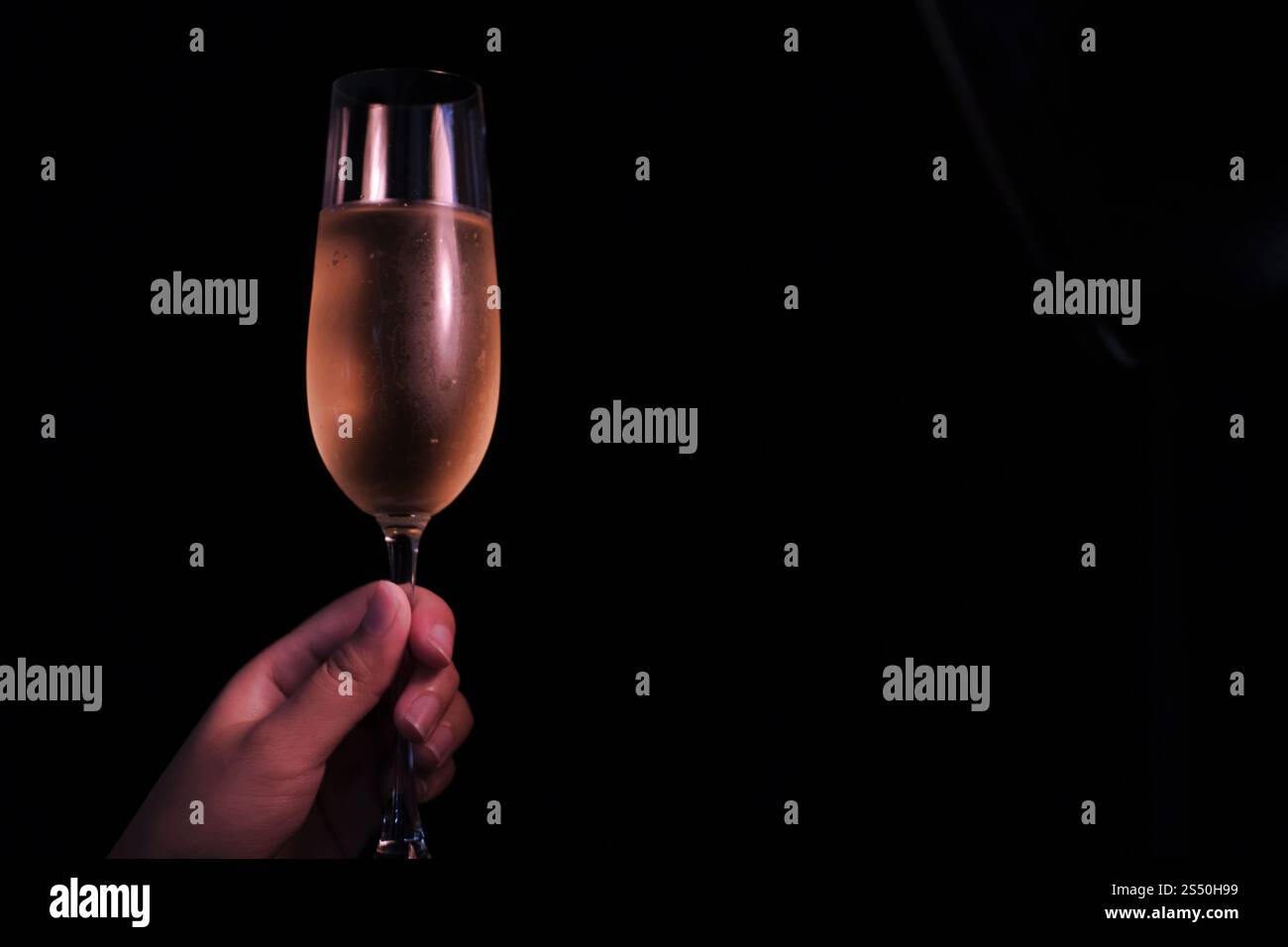 Noël ou Nouvel An fête personnes mains avec verres de cristal pleine de champagne près de l'arbre de Noël et de l'espace pour votre texte Banque D'Images