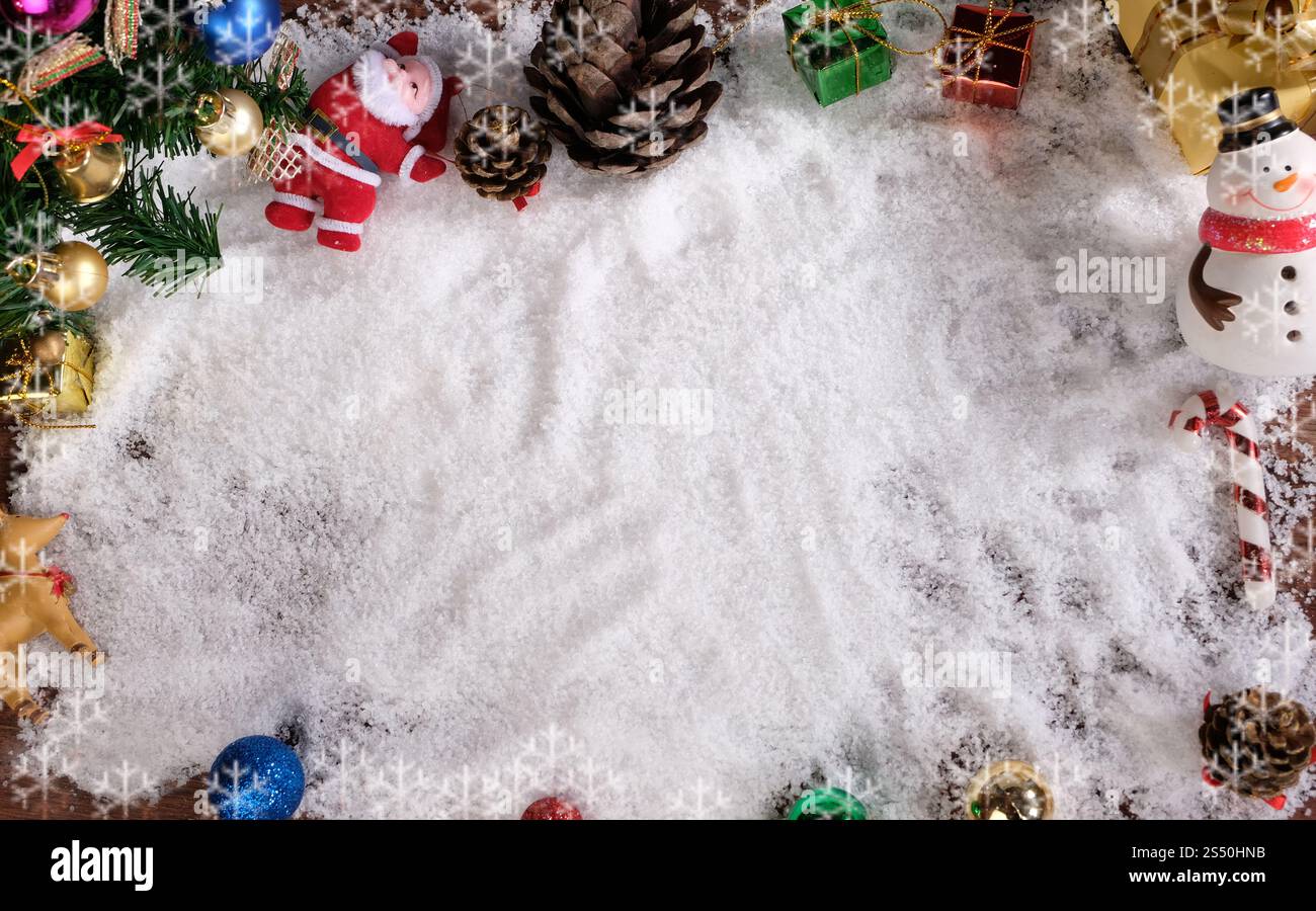 Fond de décoration de Noël ou de nouvel an. cadeau pommes de pin et sapin de neige avec espace de copie Banque D'Images Fond de décoration de Noël ou de nouvel an. cadeau pommes de pin et sapin de neige avec espace de copie Banque D'Images