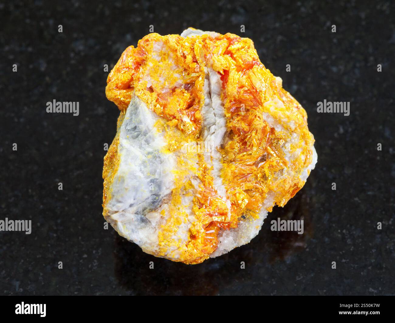 Macro tir de spécimen de roche minérale naturelle - cristaux bruts Orpiment sur pierre de dolomie blanche sur fond de granit foncé de Kabardino-Balkarian Banque D'Images