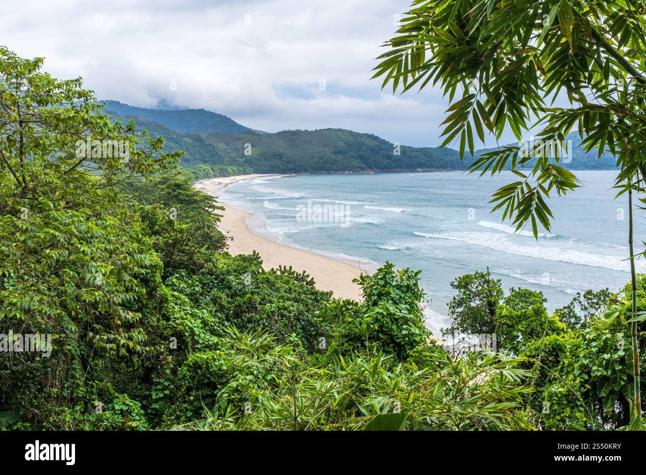 Sono Beach près de Paratay depuis le sentier de randonnée, Rio de Janeiro, Brésil. Banque D'Images