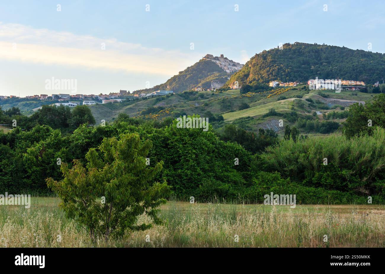 La République de Saint-Marin (la plus ancienne république du monde) vue au lever du soleil avec Monte Titano de loin. Banque D'Images