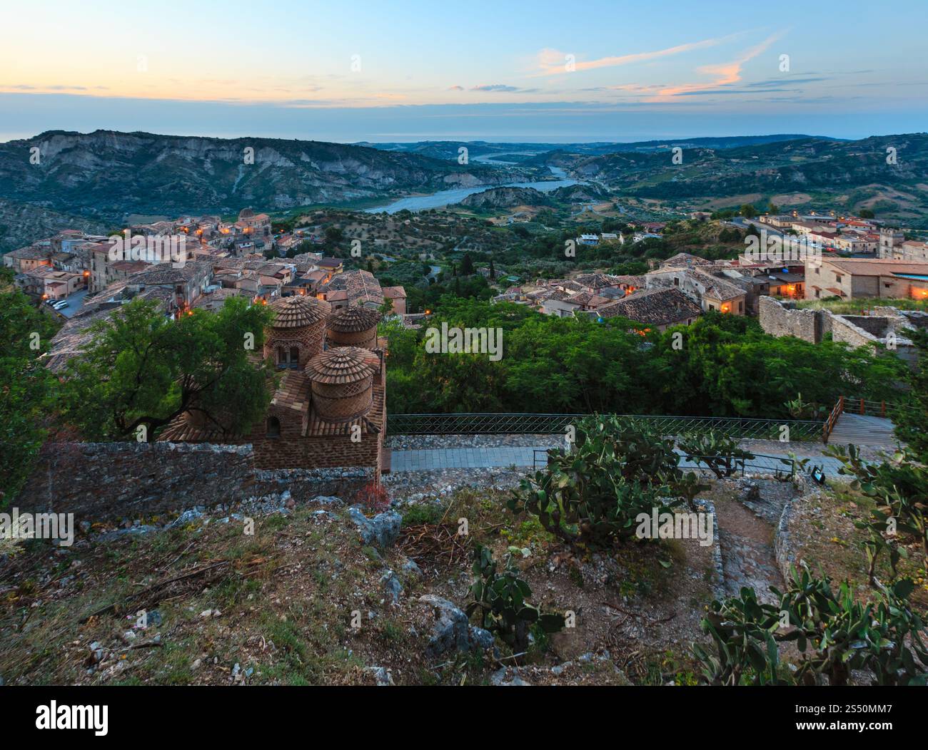 Lever de soleil vieux Stilo famos Calabria vue du village médiéval, sud de l'Italie. L'église médiévale de Cattolica di Stilo byzantine en face. Banque D'Images