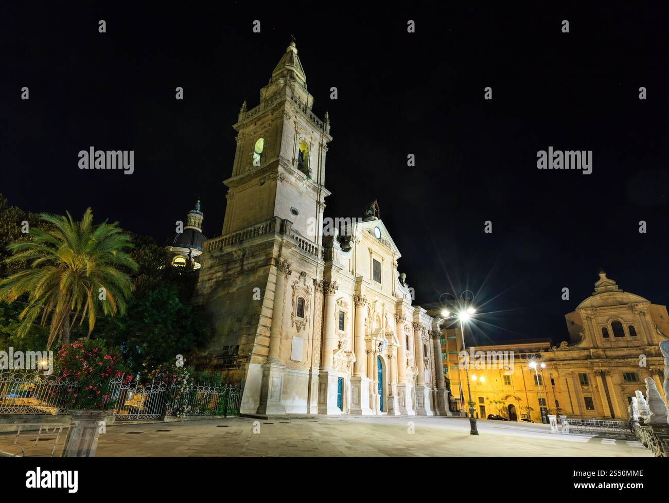 Nuit Cattedrale di San Giovanni Battista dans la vieille ville sicilienne médiévale de Raguse famos (Sicile, Italie). Bâtiment en 1718-1820. Effet de reflets internes Banque D'Images