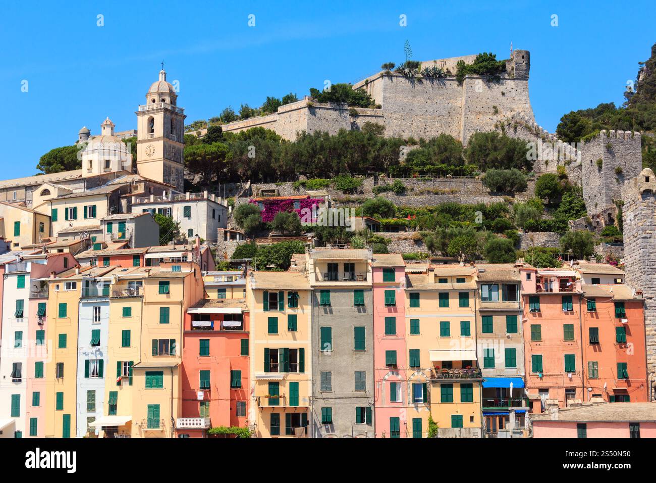 Belle ville médiévale de pêcheurs de Portovenere (site du patrimoine de l'UNESCO) vue de la mer (près de Cinque Terre, Ligurie, Italie). Forteresse Castello Doria Banque D'Images
