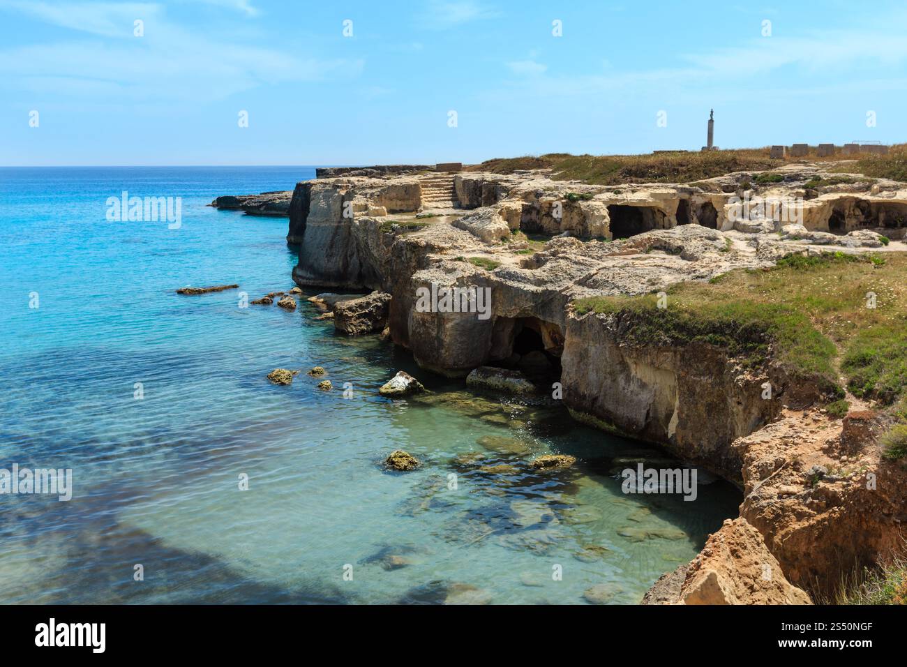 La côte de la mer Adriatique pittoresque Zone archéologique de Roca Vecchia, Salento, Pouilles, Italie Banque D'Images