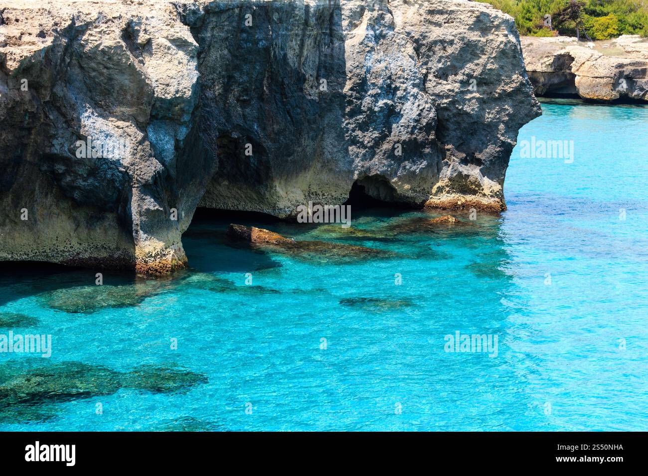 La côte de la mer Adriatique pittoresque Zone archéologique de Roca Vecchia, Salento, Pouilles, Italie Banque D'Images