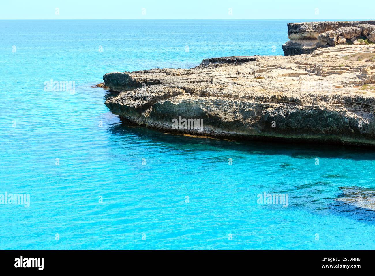 La côte de la mer Adriatique pittoresque Zone archéologique de Roca Vecchia, Salento, Pouilles, Italie Banque D'Images