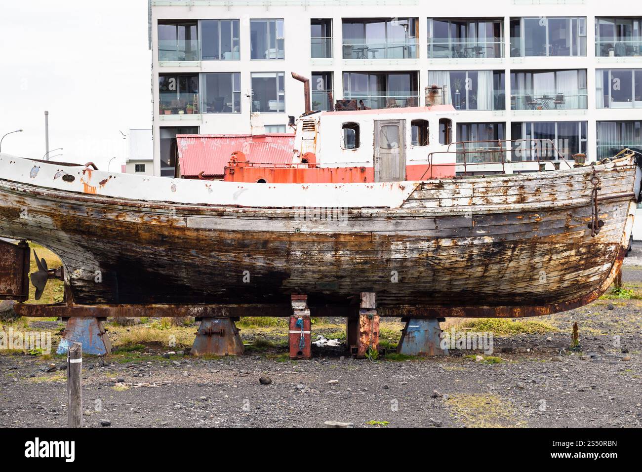 Voyager en Islande - vieux navire sur rues de Reykjavik City en septembre Banque D'Images