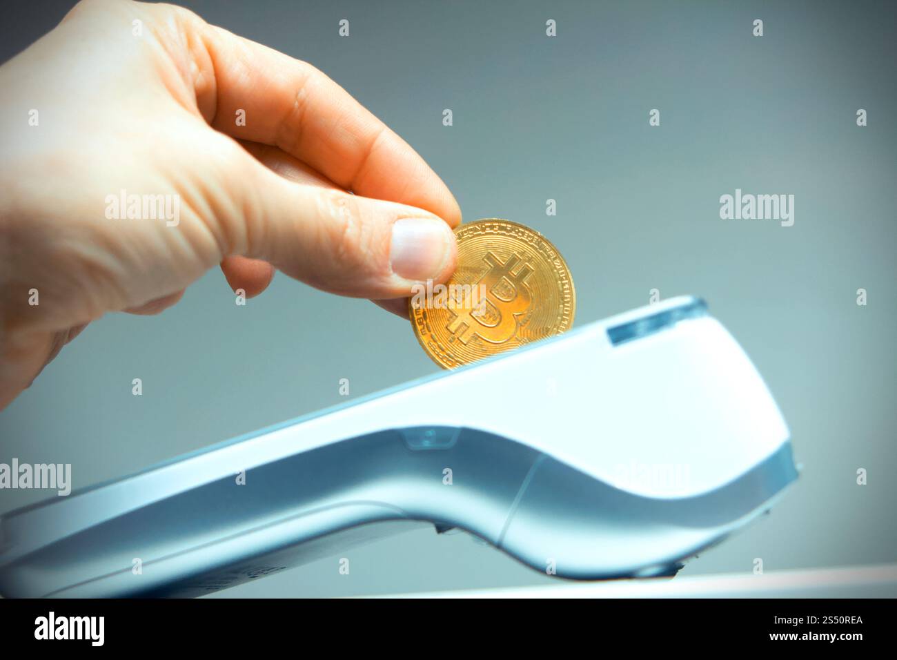 Photo créative, insertion d'un Bitcoin sur une machine à cartes. Paiement électronique. Banque et technologie Banque D'Images