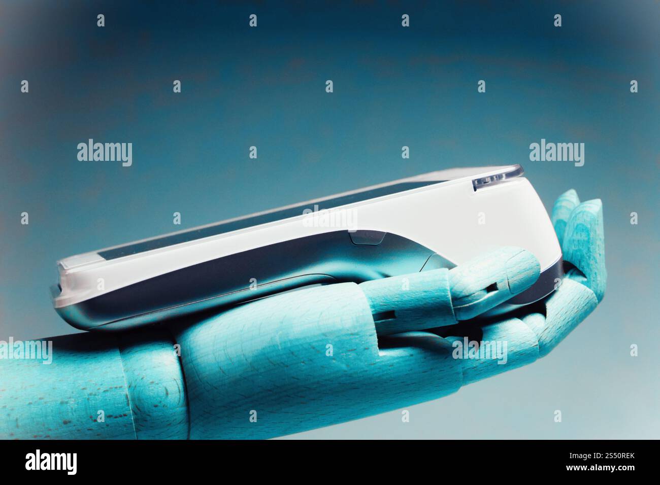 Main de robot tenant un terminal de carte de crédit Banque D'Images