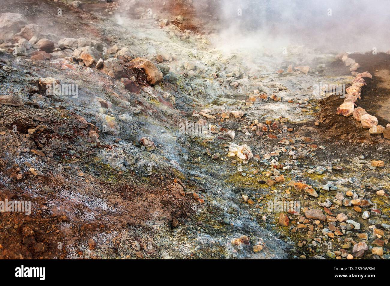 Voyager en Islande - le débit d'eau dans la région de Landmannalaugar geyser de Fjallabak Réserve naturelle dans la région des hautes terres d'Islande en septembre Banque D'Images