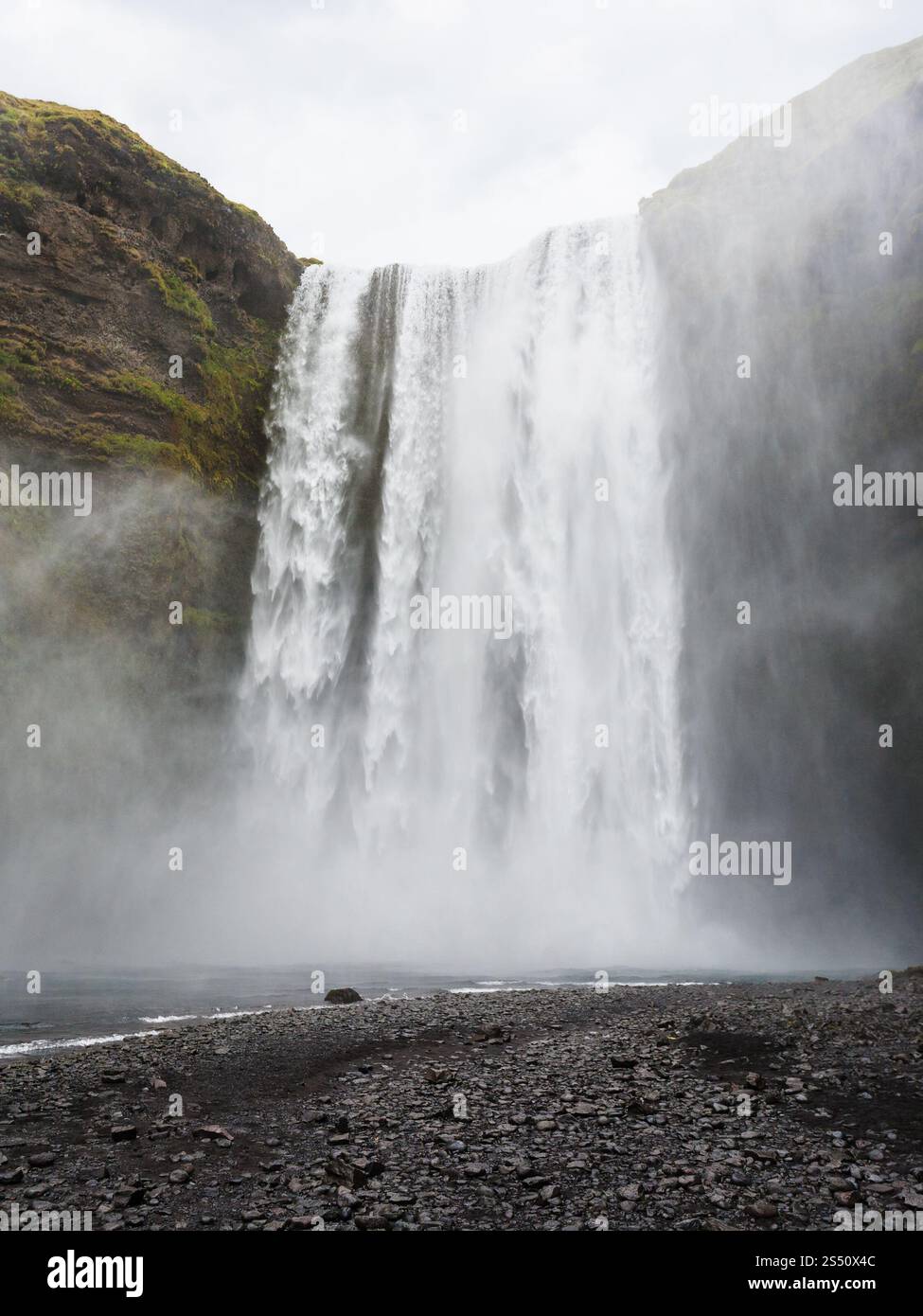 Voyage en Islande - vue de la cascade de Skogafoss dans Katla Geopark sur la côte sud de l'Atlantique islandais en septembre Banque D'Images