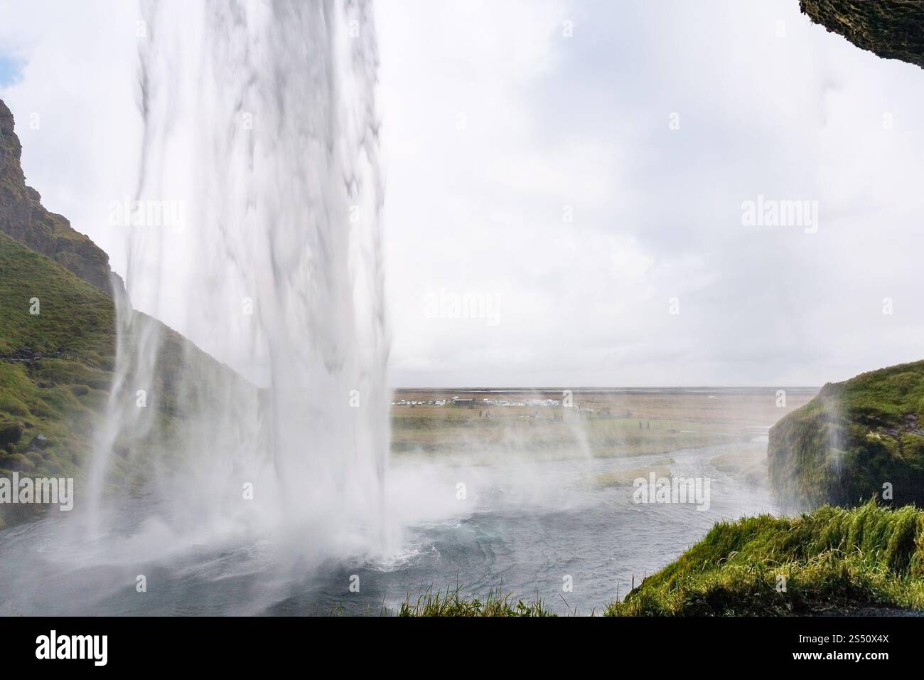 Voyage en Islande - vue de la cascade Seljalandsfoss depuis la grotte du géoparc Katla sur la côte sud de l'Atlantique islandais en septembre Banque D'Images