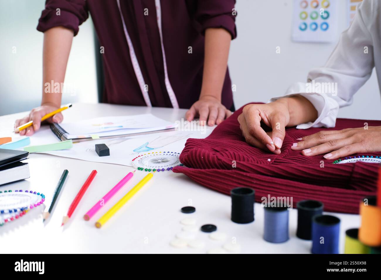 Créateur de mode élégant travail de croquis de la nouvelle collection dans l'atelier. Creative Design Concept. Banque D'Images Créateur de mode élégant travail de croquis de la nouvelle collection dans l'atelier. Creative Design Concept. Banque D'Images