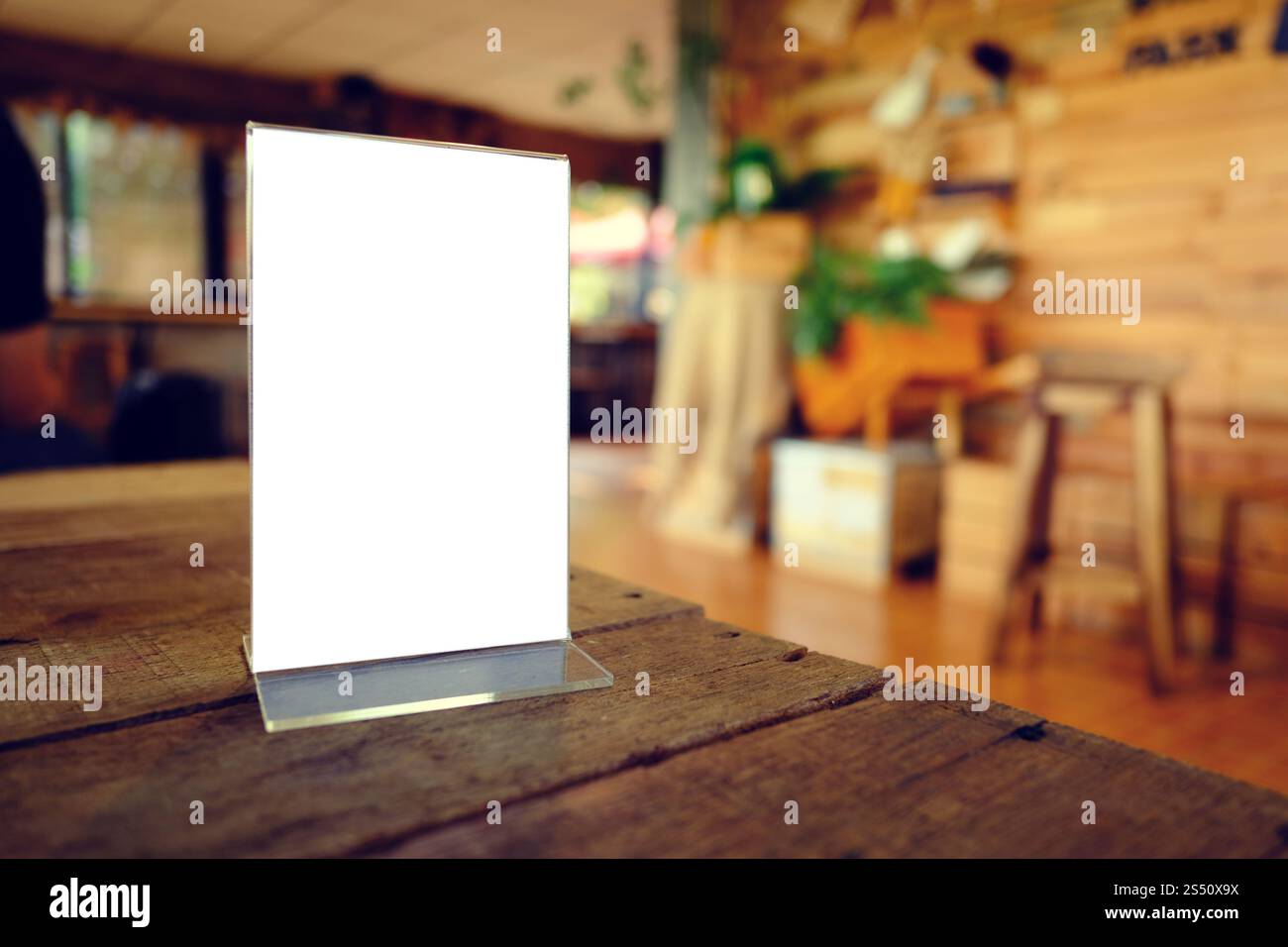 Cadre Menu maquette debout sur la table en bois en bar restaurant café de l'espace pour le texte. Banque D'Images Cadre Menu maquette debout sur la table en bois en bar restaurant café de l'espace pour le texte. Banque D'Images