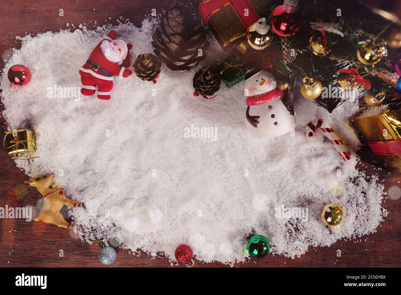 Fond de décoration de Noël ou de nouvel an. cadeau pommes de pin et sapin de neige avec espace de copie Banque D'Images Fond de décoration de Noël ou de nouvel an. cadeau pommes de pin et sapin de neige avec espace de copie Banque D'Images