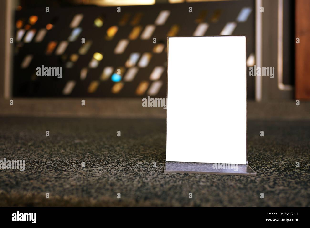 Cadre Menu maquette debout sur la table en bois en bar restaurant café de l'espace pour le texte. Banque D'Images Cadre Menu maquette debout sur la table en bois en bar restaurant café de l'espace pour le texte. Banque D'Images