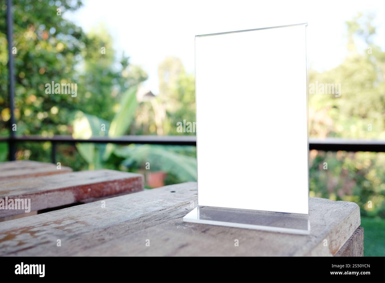 Cadre Menu maquette debout sur la table en bois en bar restaurant café de l'espace pour le texte. Banque D'Images Cadre Menu maquette debout sur la table en bois en bar restaurant café de l'espace pour le texte. Banque D'Images