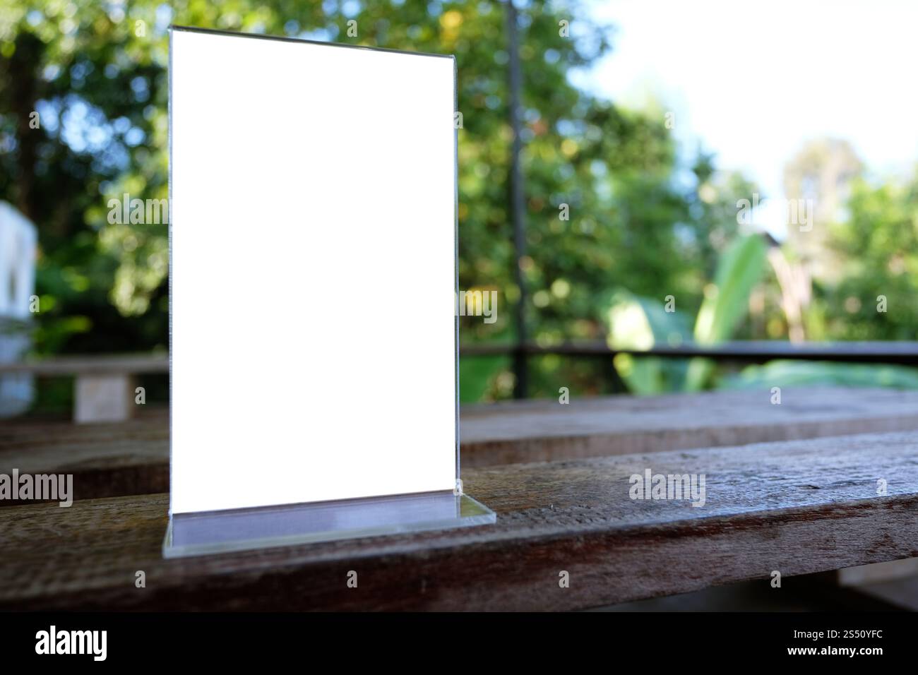 Cadre Menu maquette debout sur la table en bois en bar restaurant café de l'espace pour le texte. Banque D'Images Cadre Menu maquette debout sur la table en bois en bar restaurant café de l'espace pour le texte. Banque D'Images