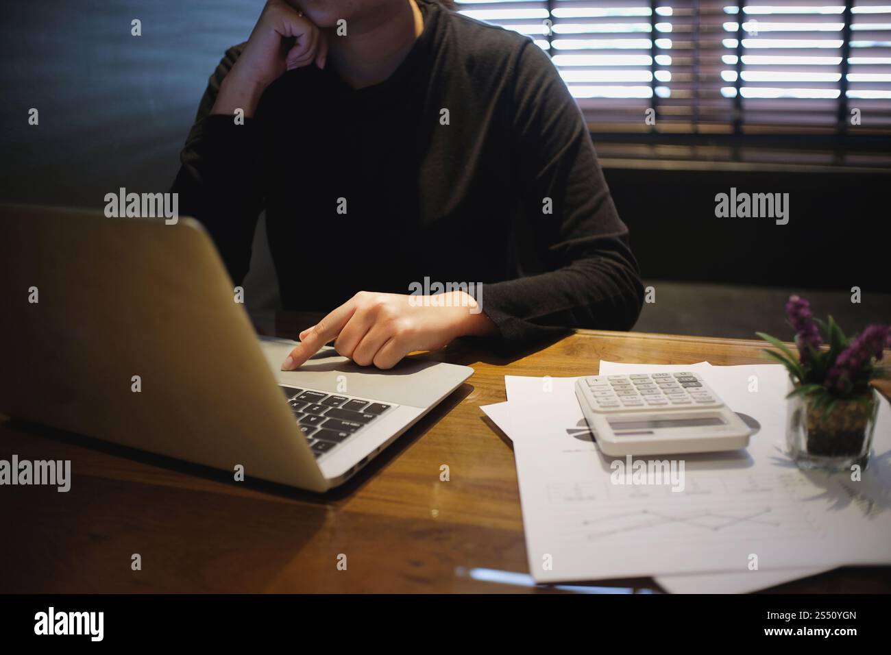 Vérificateur ou l'Internal Revenue Service du personnel, inspecteur des Finances de faire rapport, le calcul ou la vérification de l'équilibre. Concept de la vérification des entreprises. Banque D'Images